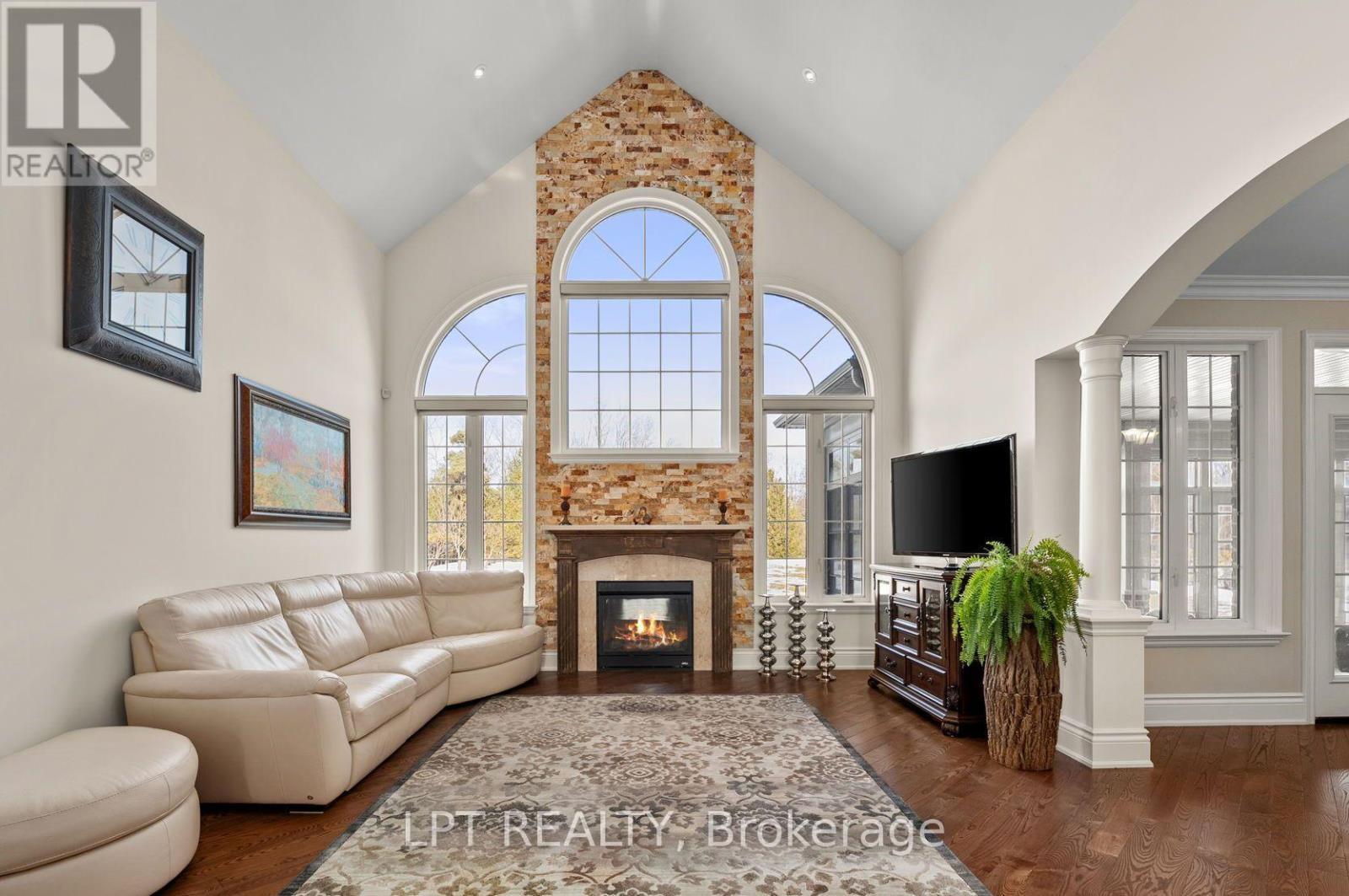 Stunning Great Room - 18 Wolford Court, Georgina, ON - Indoor Photo Showing Living Room With Fireplace
