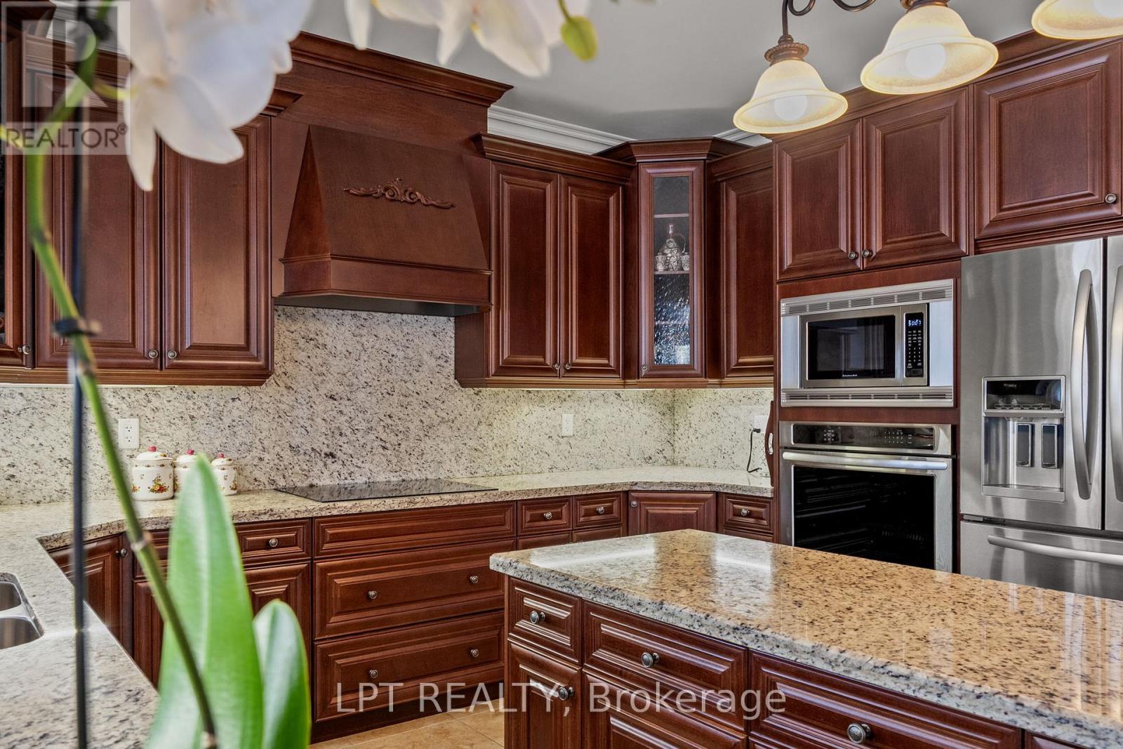18 Wolford Court, Georgina, ON - Indoor Photo Showing Kitchen With Upgraded Kitchen