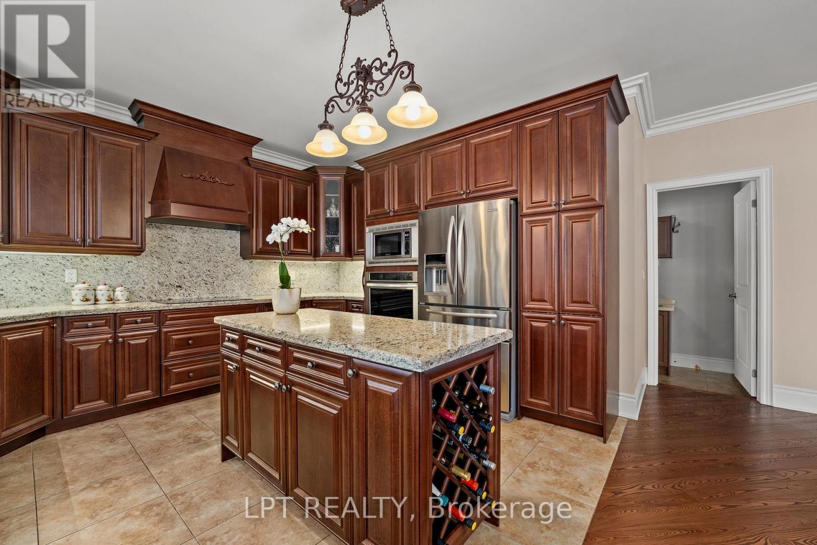 18 Wolford Court, Georgina, ON - Indoor Photo Showing Kitchen