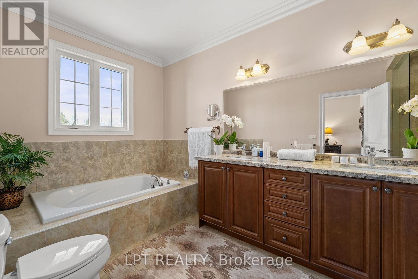 Luxurious Primary Ensuite - 18 Wolford Court, Georgina, ON - Indoor Photo Showing Bathroom