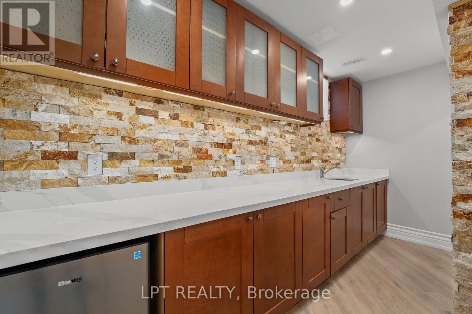 18 Wolford Court, Georgina, ON - Indoor Photo Showing Other Room