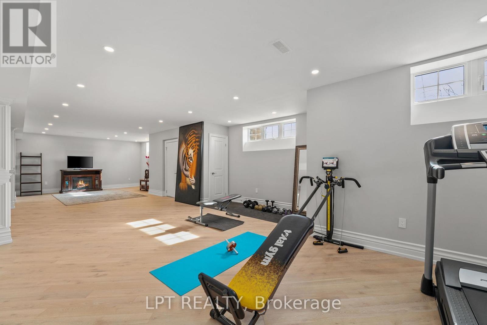 18 Wolford Court, Georgina, ON - Indoor Photo Showing Gym Room