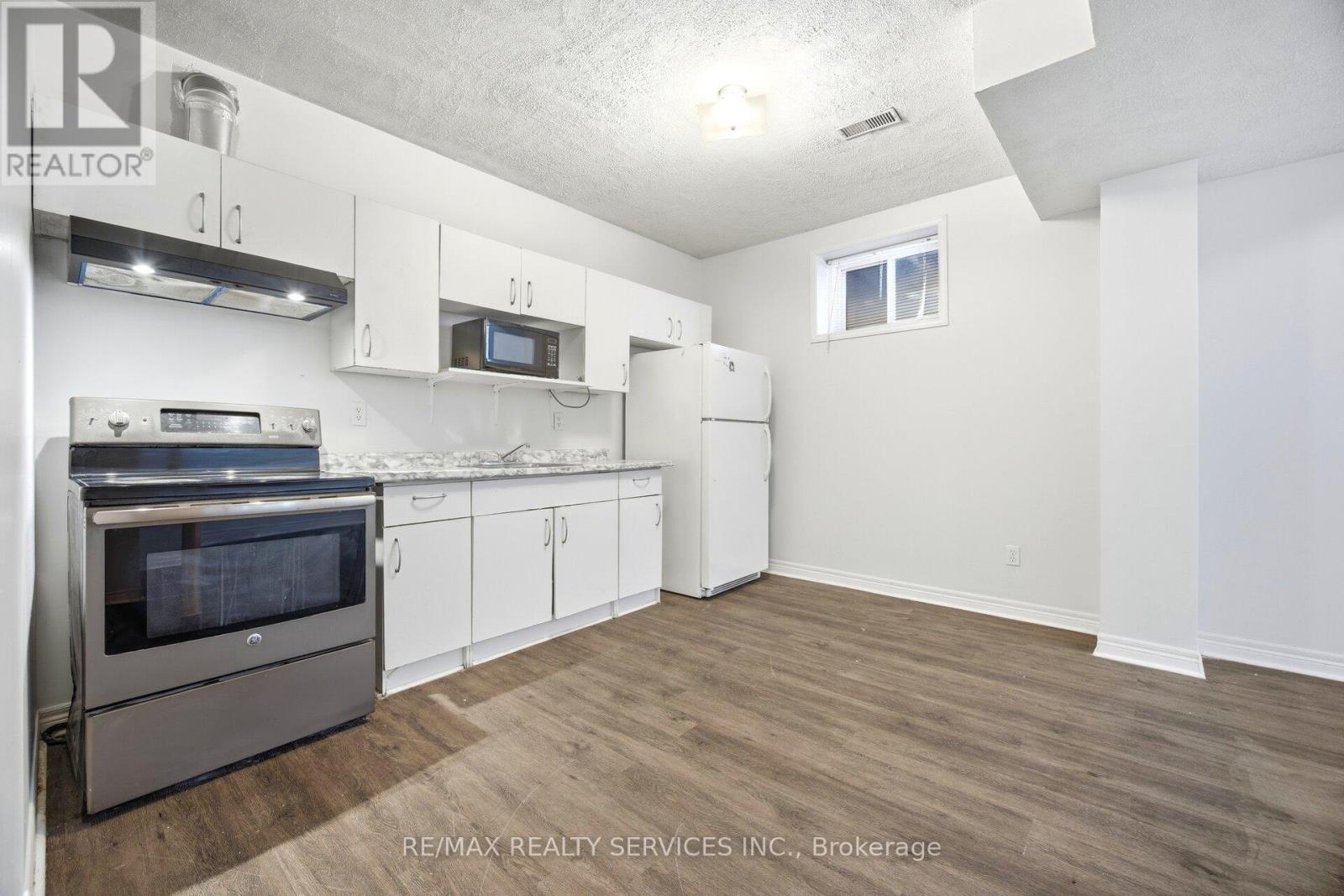 23 Wandering Trail Drive, Brampton, ON - Indoor Photo Showing Kitchen