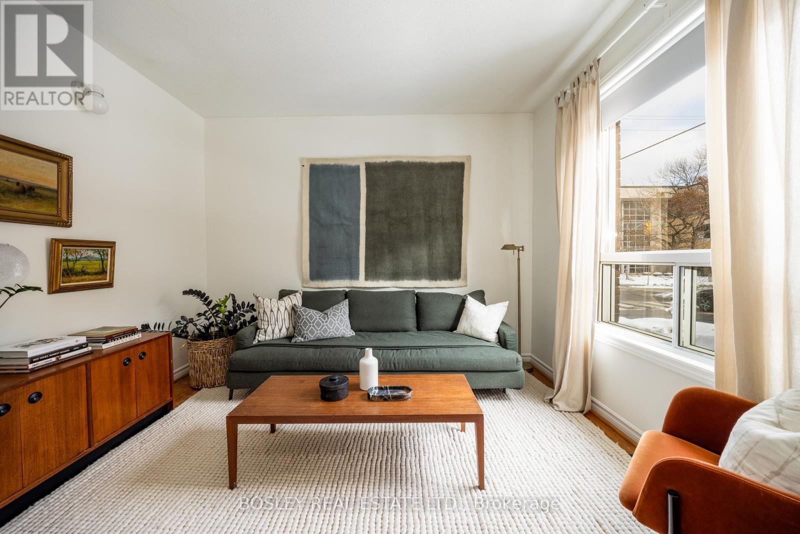 54 Lansdowne Avenue, Toronto, ON - Indoor Photo Showing Living Room