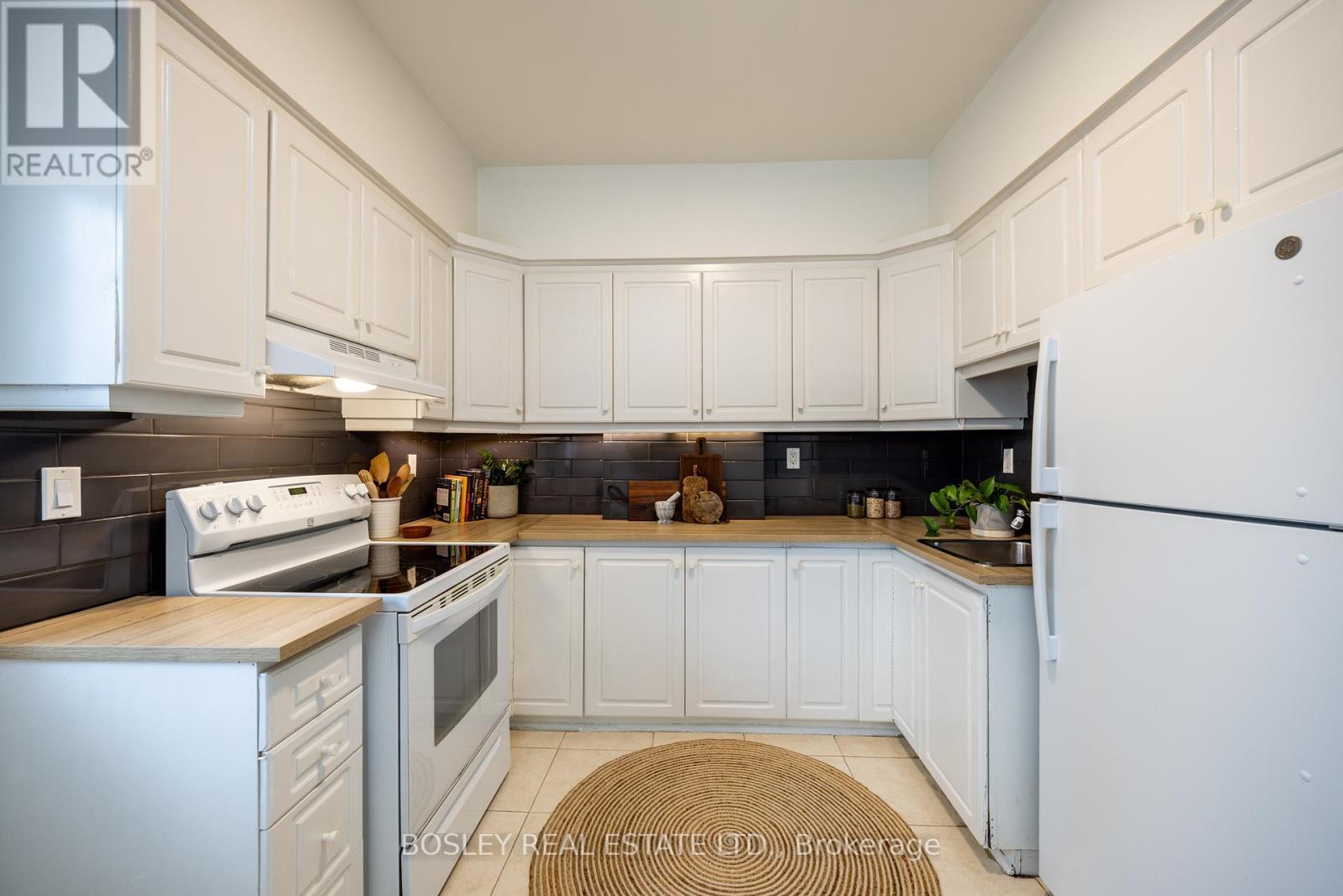 54 Lansdowne Avenue, Toronto, ON - Indoor Photo Showing Kitchen