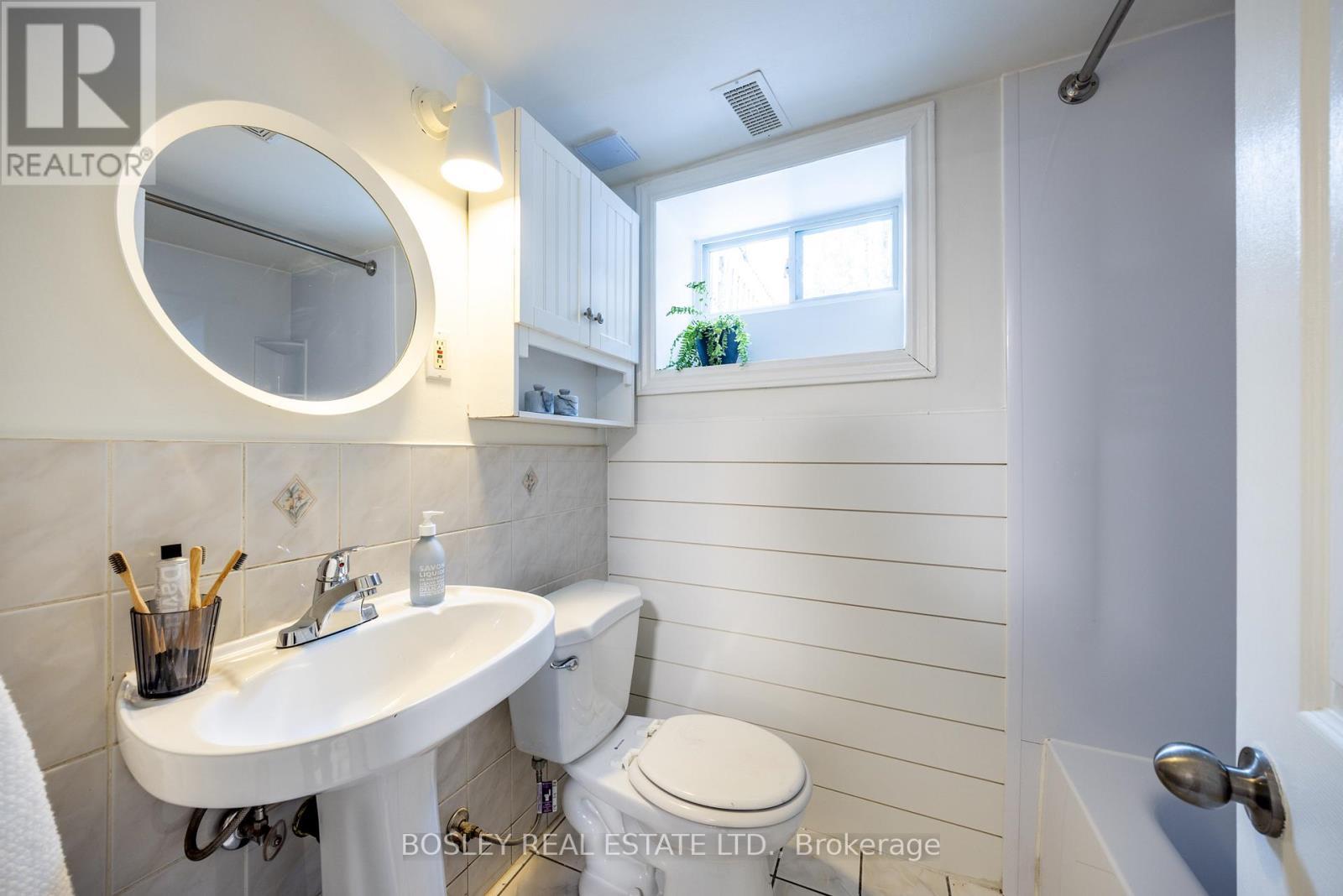 54 Lansdowne Avenue, Toronto, ON - Indoor Photo Showing Bathroom