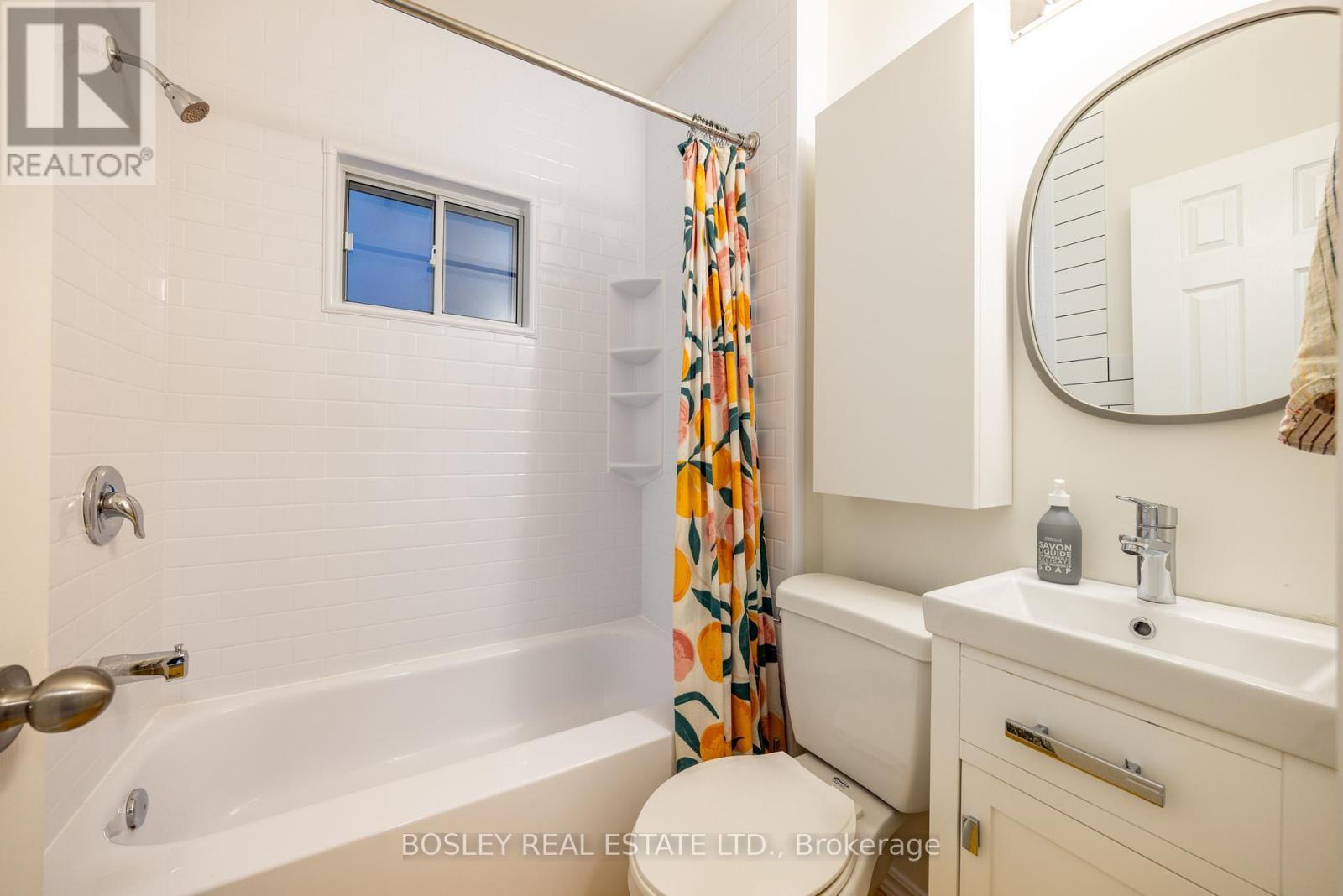 54 Lansdowne Avenue, Toronto, ON - Indoor Photo Showing Bathroom