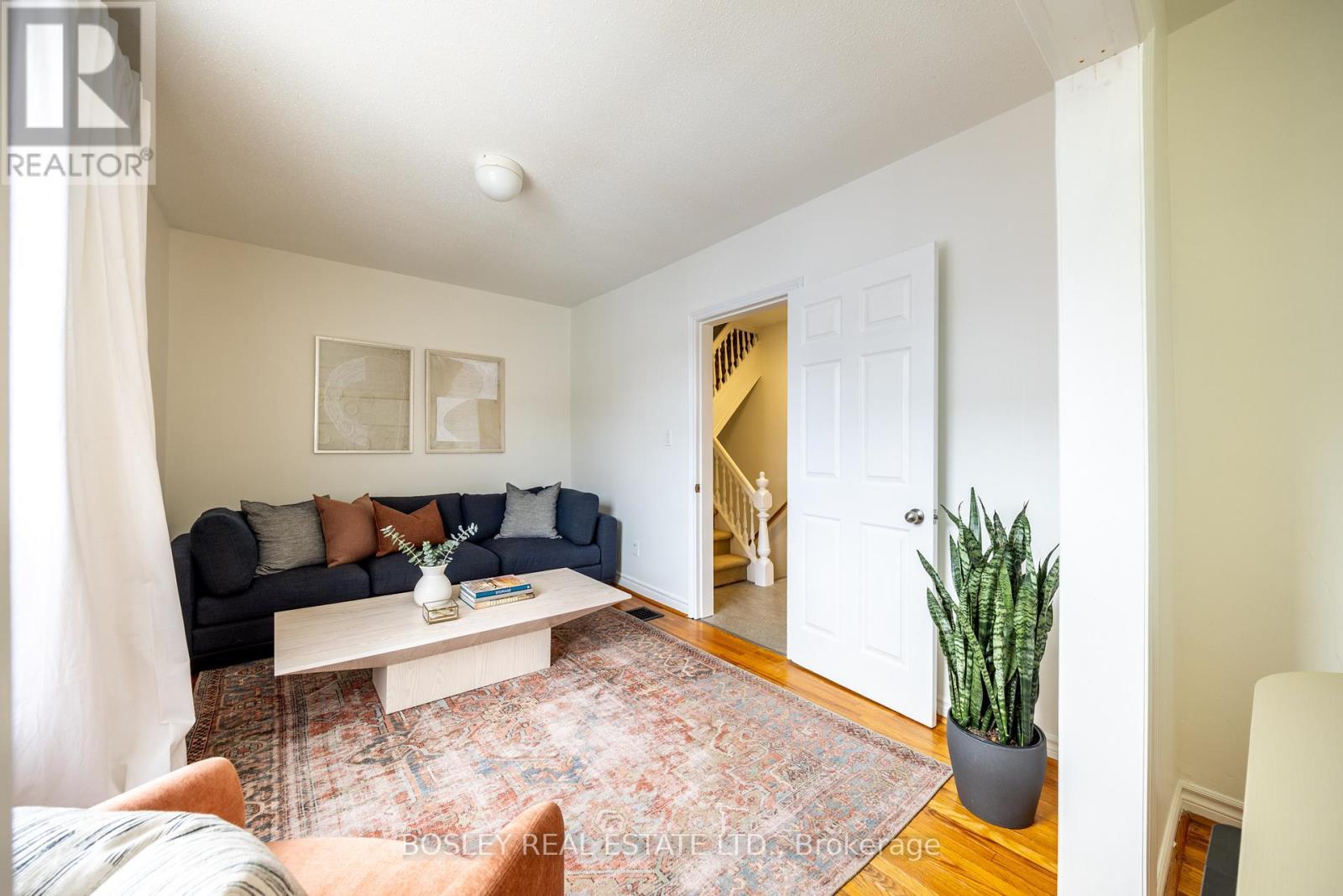 54 Lansdowne Avenue, Toronto, ON - Indoor Photo Showing Living Room