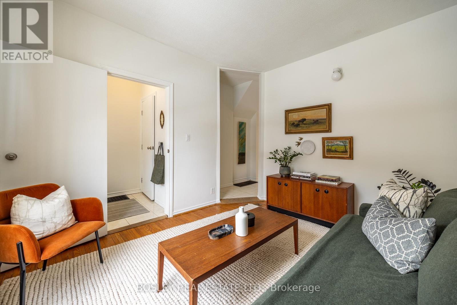 54 Lansdowne Avenue, Toronto, ON - Indoor Photo Showing Living Room