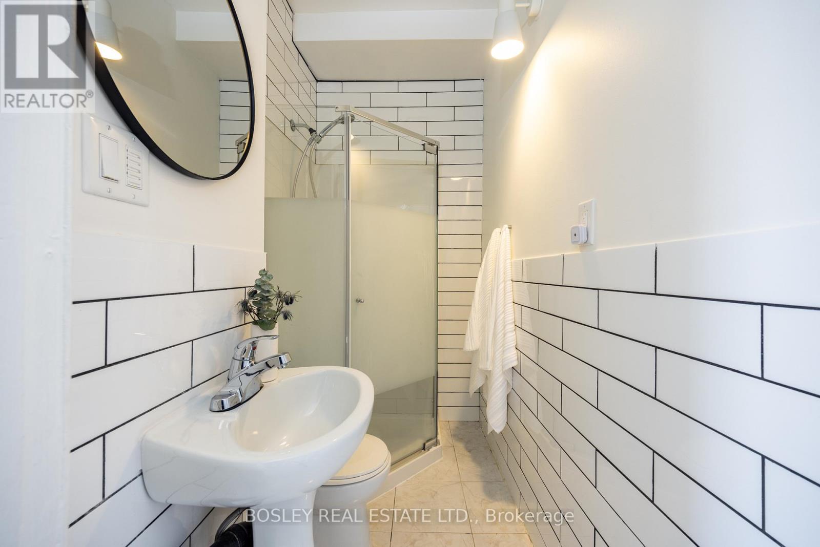 54 Lansdowne Avenue, Toronto, ON - Indoor Photo Showing Bathroom