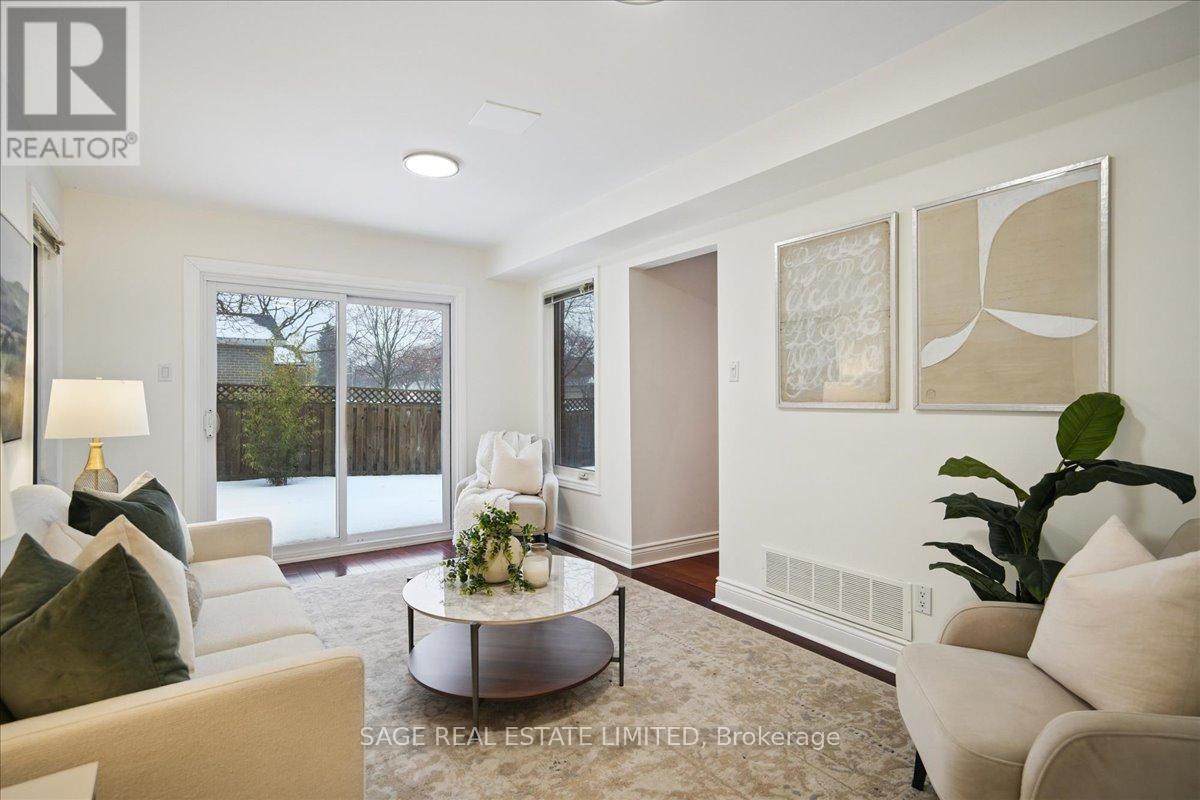 3036 Swansea Drive, Oakville, ON - Indoor Photo Showing Living Room
