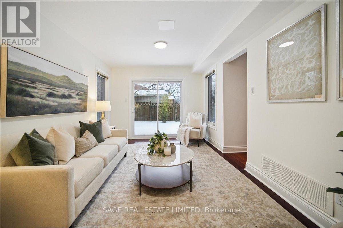 3036 Swansea Drive, Oakville, ON - Indoor Photo Showing Living Room