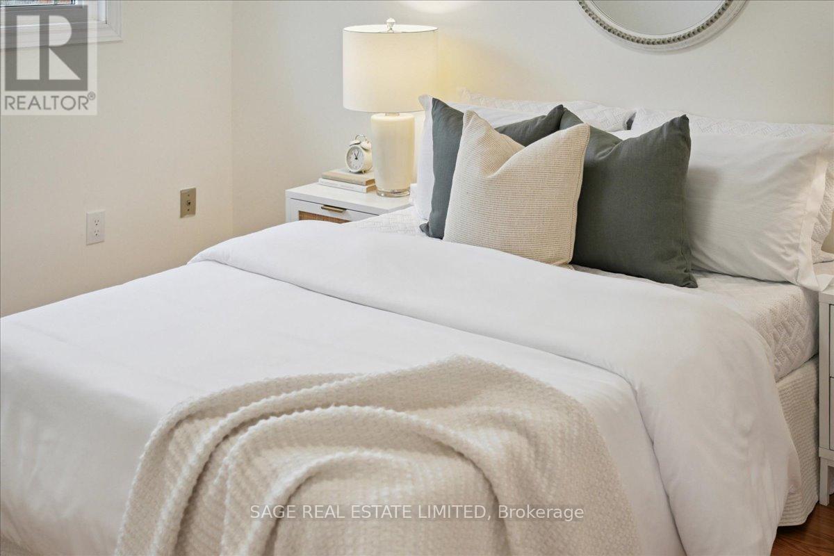 3036 Swansea Drive, Oakville, ON - Indoor Photo Showing Bedroom