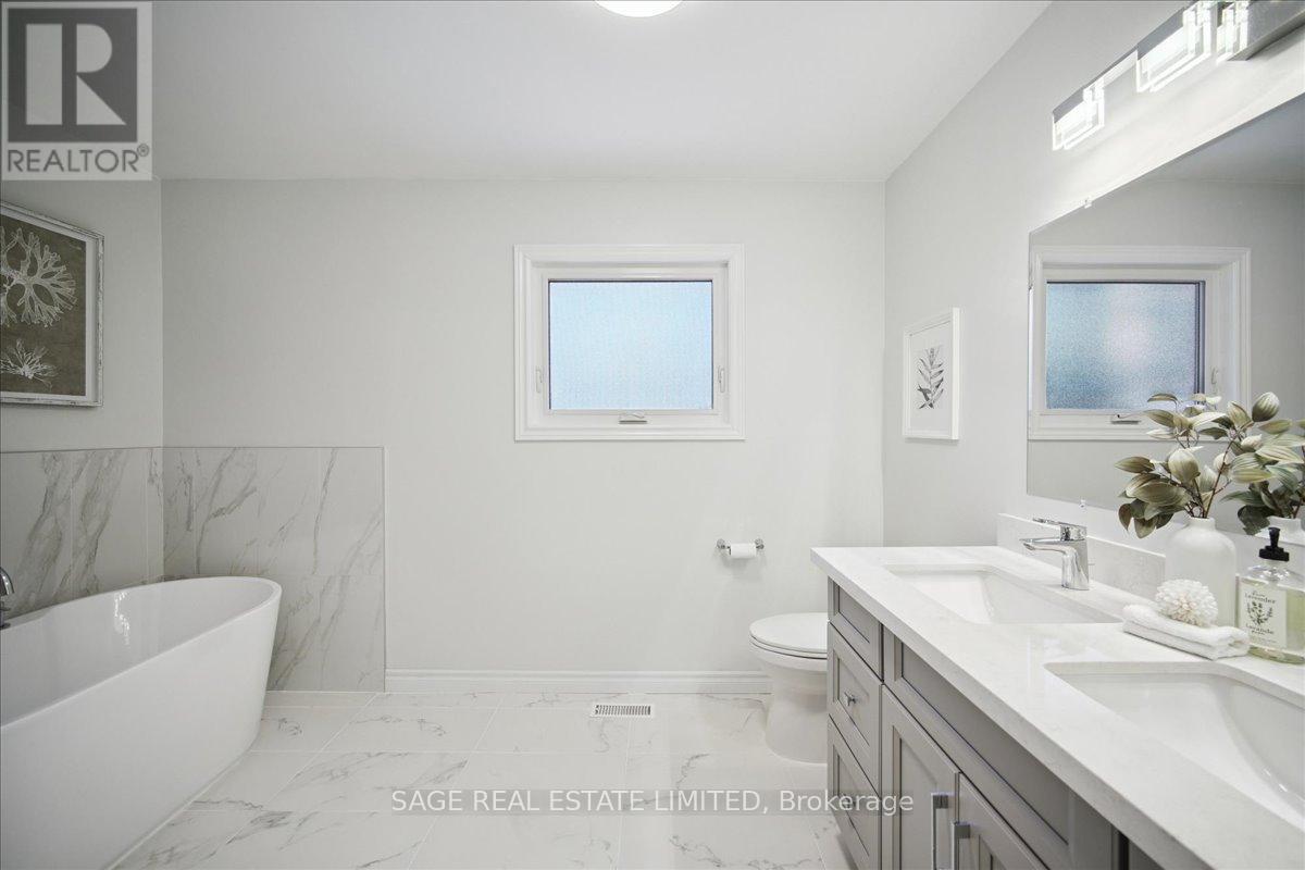 3036 Swansea Drive, Oakville, ON - Indoor Photo Showing Bathroom