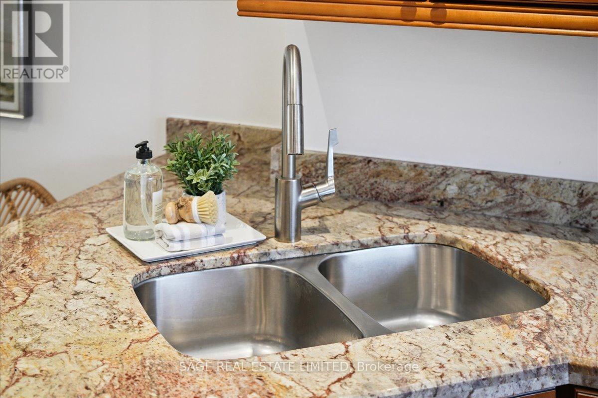 3036 Swansea Drive, Oakville, ON - Indoor Photo Showing Kitchen With Double Sink