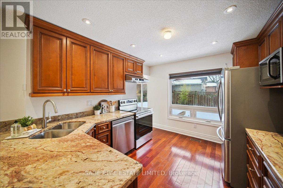 3036 Swansea Drive, Oakville, ON - Indoor Photo Showing Kitchen With Double Sink