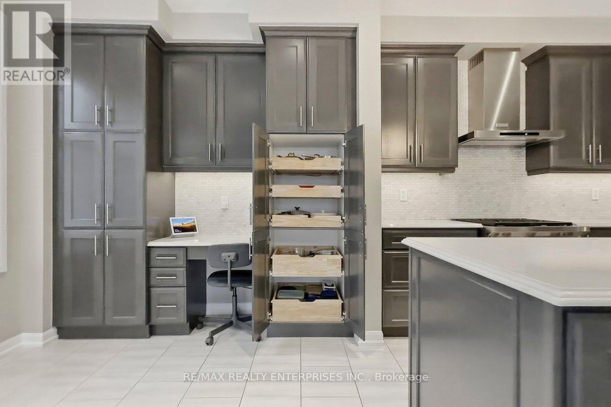 355 Wisteria Way, Oakville, ON - Indoor Photo Showing Kitchen