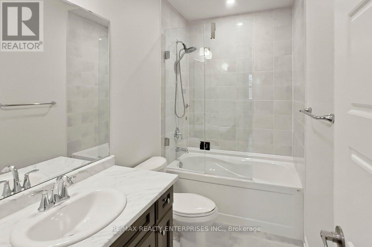 355 Wisteria Way, Oakville, ON - Indoor Photo Showing Bathroom