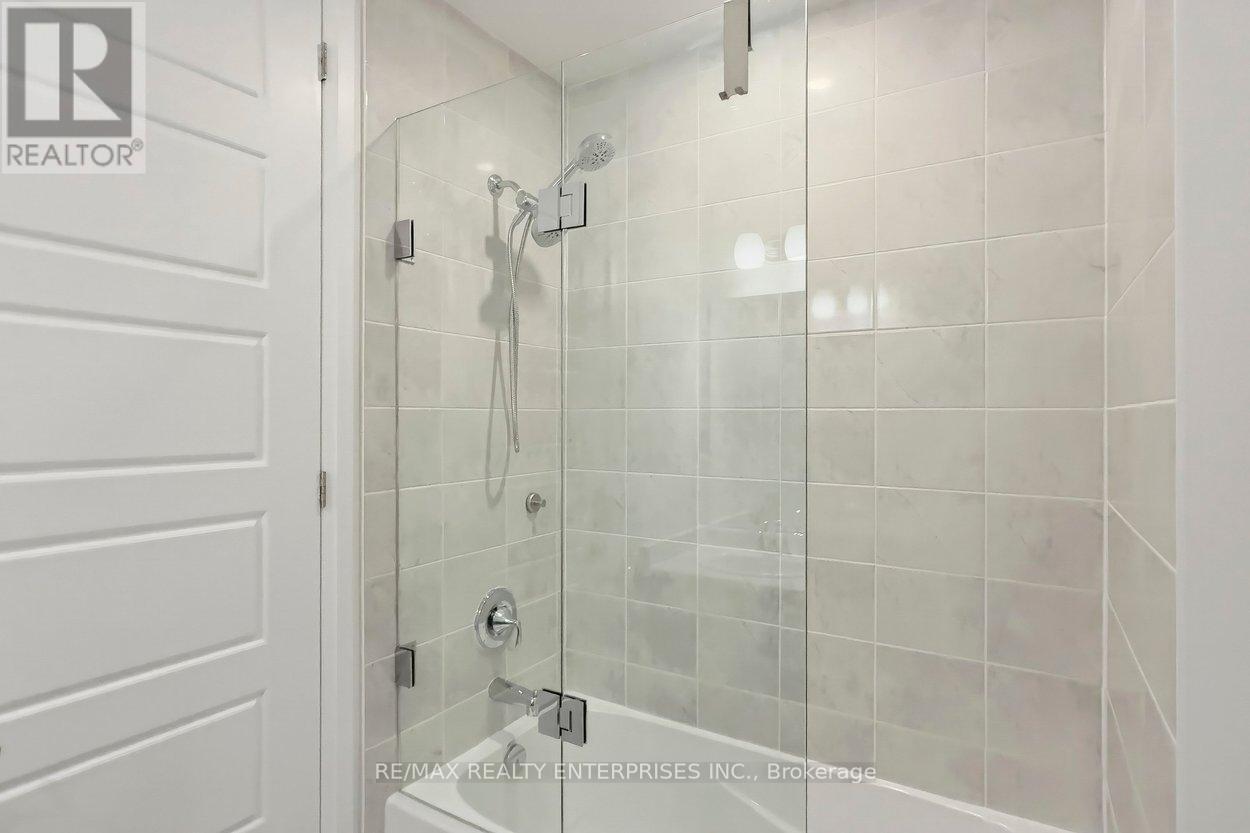 355 Wisteria Way, Oakville, ON - Indoor Photo Showing Bathroom