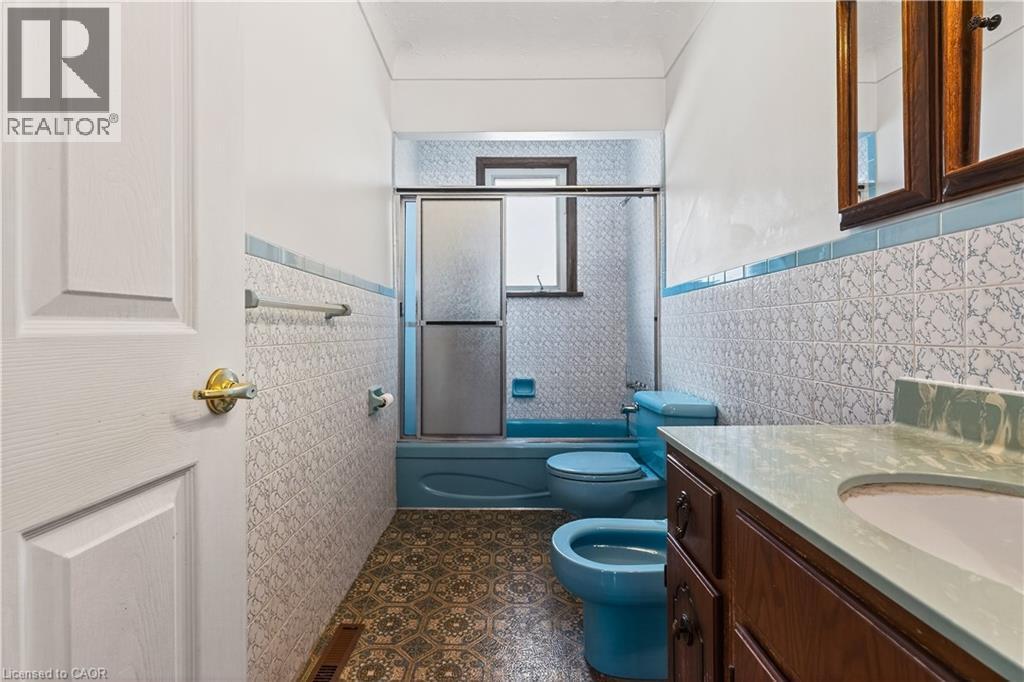 5760 Church'S Lane, Niagara Falls, ON - Indoor Photo Showing Bathroom