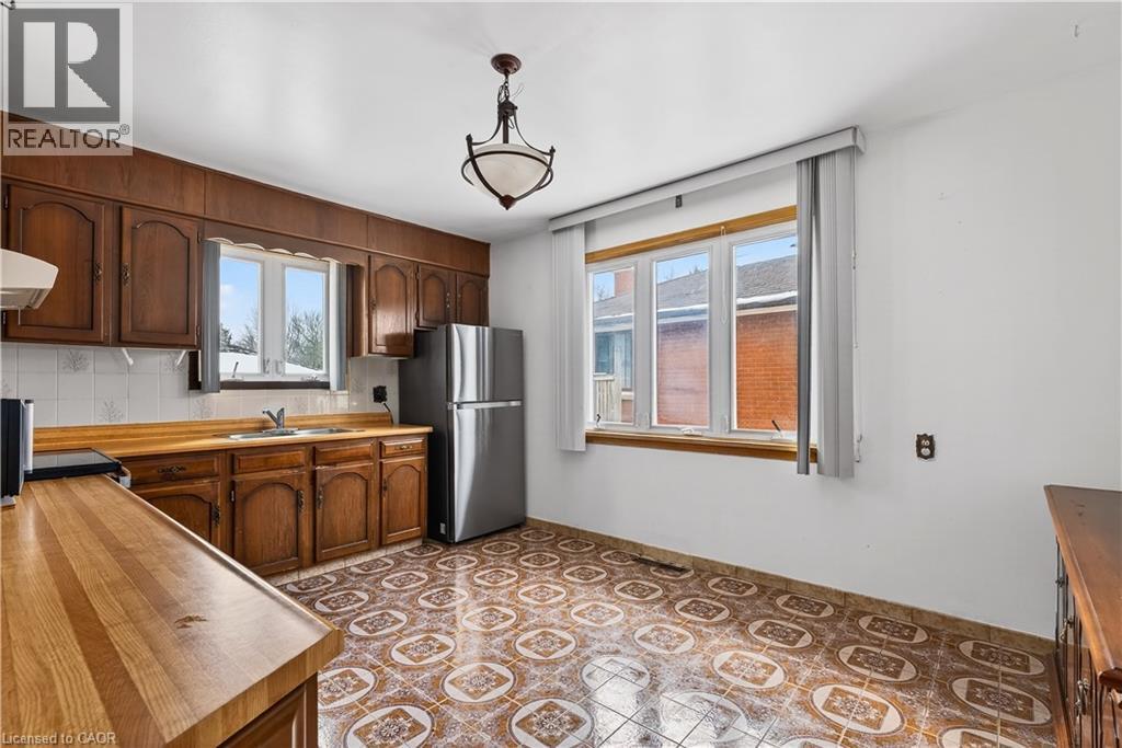 5760 Church'S Lane, Niagara Falls, ON - Indoor Photo Showing Kitchen With Double Sink