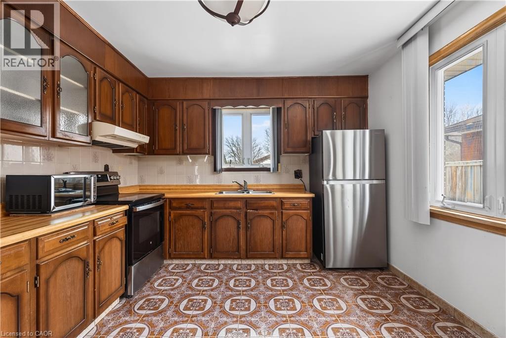 5760 Church'S Lane, Niagara Falls, ON - Indoor Photo Showing Kitchen With Double Sink