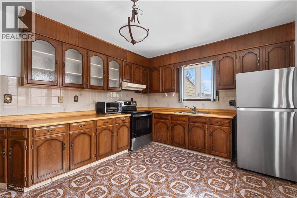 5760 Church'S Lane, Niagara Falls, ON - Indoor Photo Showing Kitchen With Double Sink