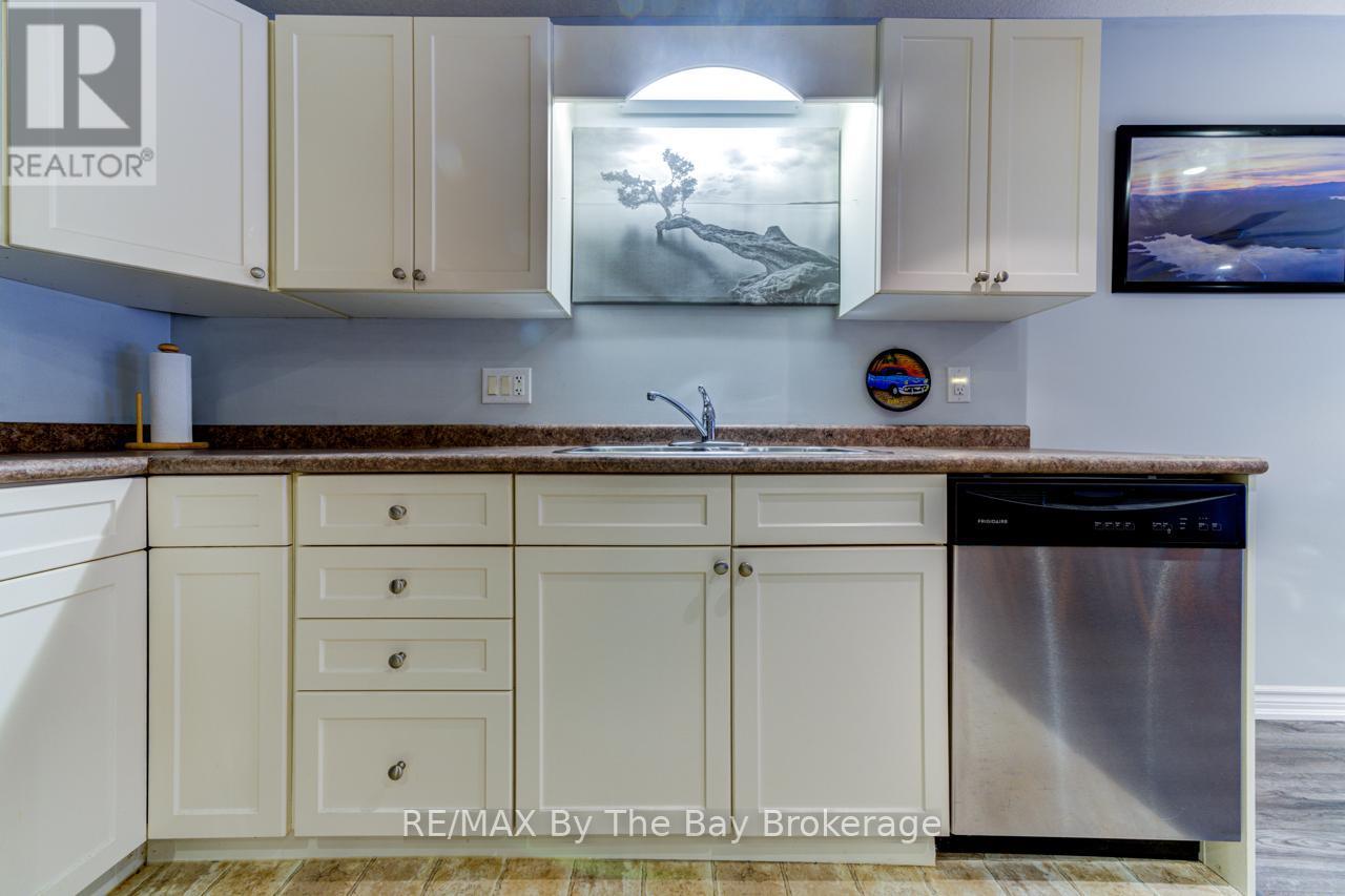 65 Meadow Lane, Wasaga Beach, ON - Indoor Photo Showing Kitchen