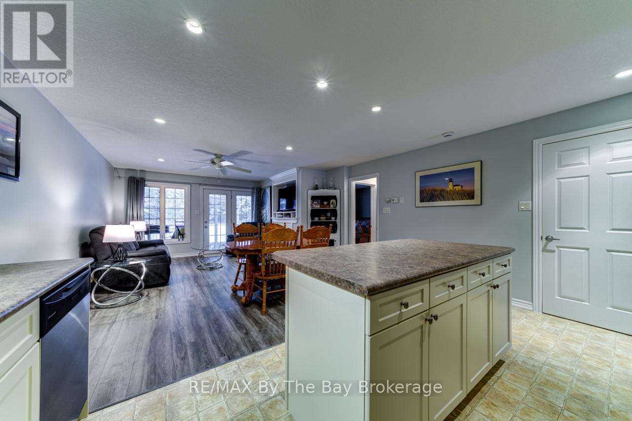 65 Meadow Lane, Wasaga Beach, ON - Indoor Photo Showing Kitchen