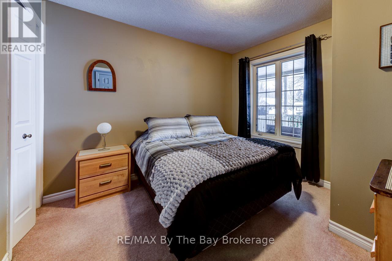 65 Meadow Lane, Wasaga Beach, ON - Indoor Photo Showing Bedroom