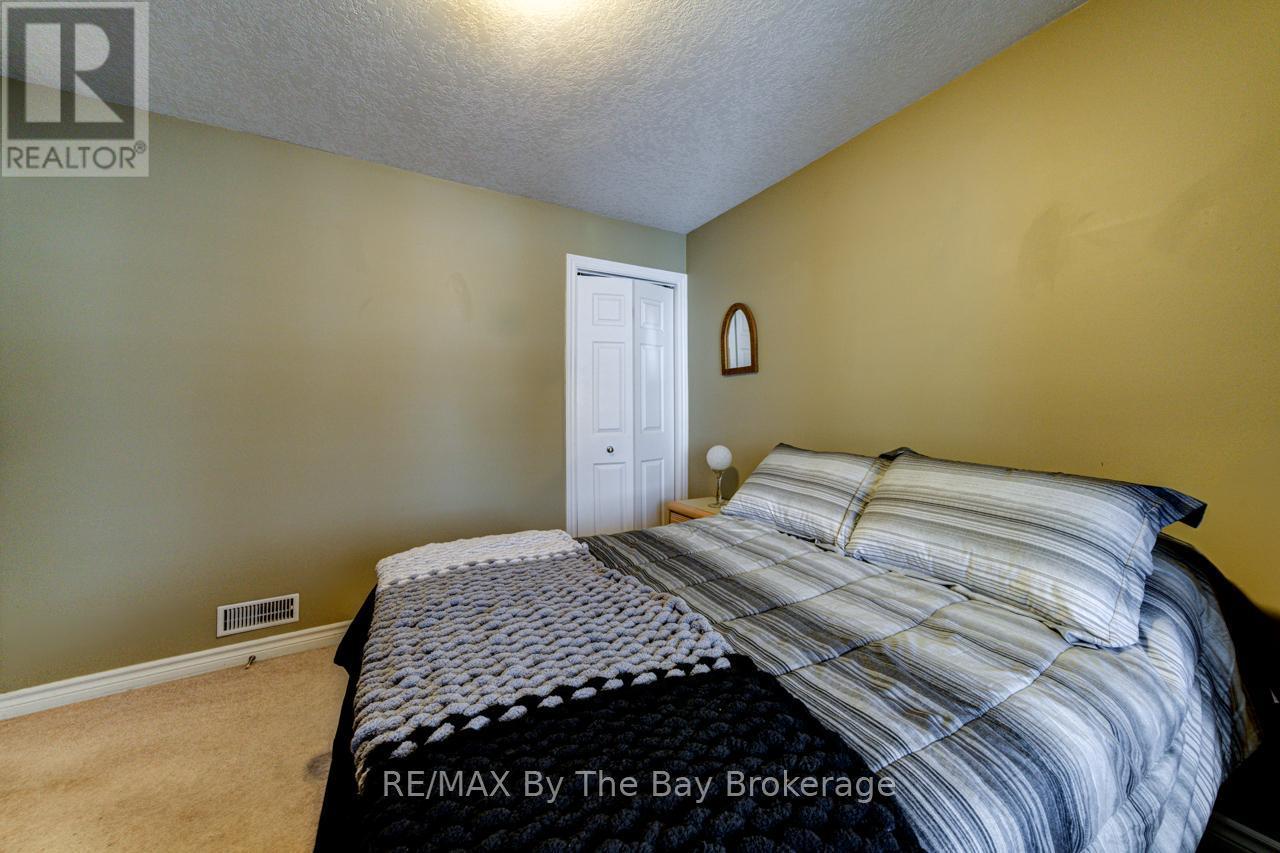 65 Meadow Lane, Wasaga Beach, ON - Indoor Photo Showing Bedroom
