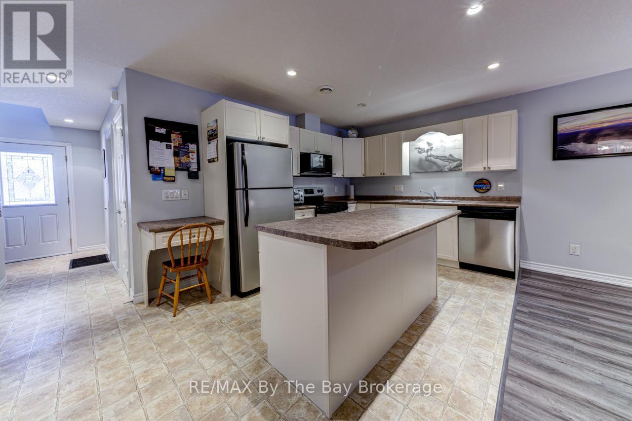 65 Meadow Lane, Wasaga Beach, ON - Indoor Photo Showing Kitchen