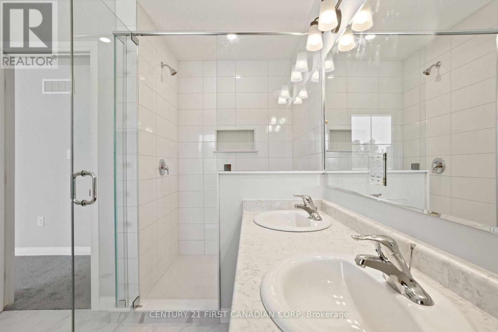 6901 Heathwoods Avenue, London South (South V), ON - Indoor Photo Showing Bathroom