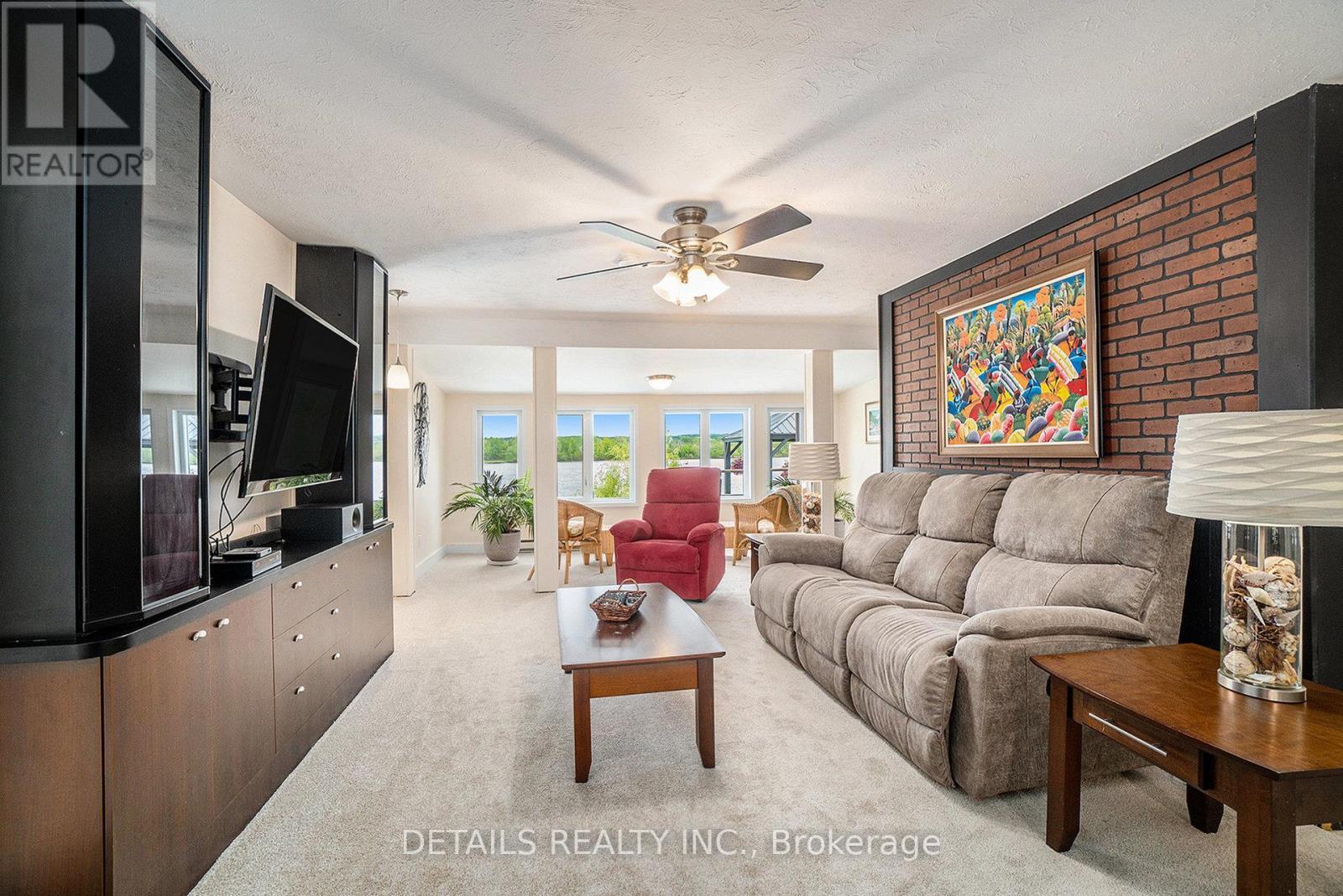 899 Concession 1 Road, Alfred And Plantagenet, ON - Indoor Photo Showing Living Room