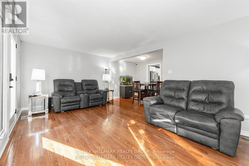51 - 1803 Lamoureux Drive, Ottawa, ON - Indoor Photo Showing Living Room