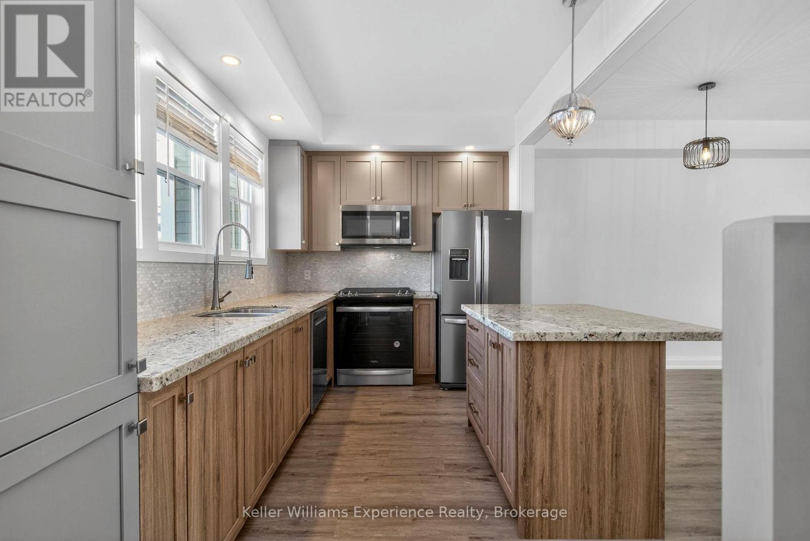 10 Danielle Crescent, Midland, ON - Indoor Photo Showing Kitchen With Upgraded Kitchen