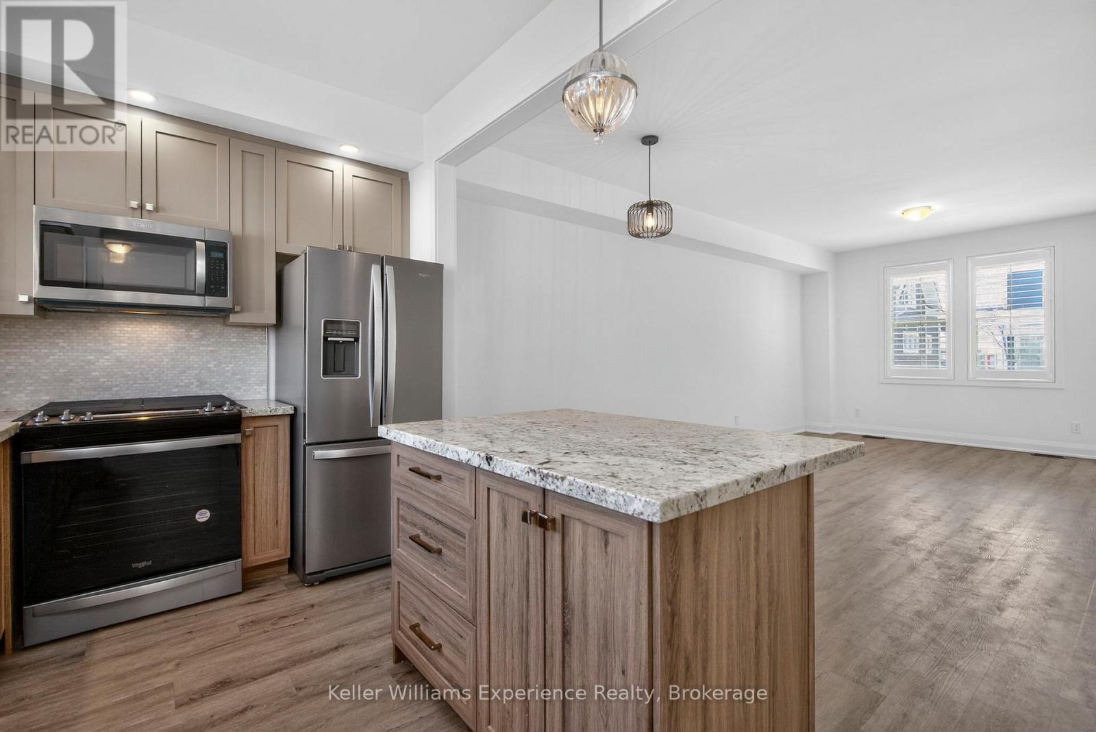 10 Danielle Crescent, Midland, ON - Indoor Photo Showing Kitchen With Upgraded Kitchen