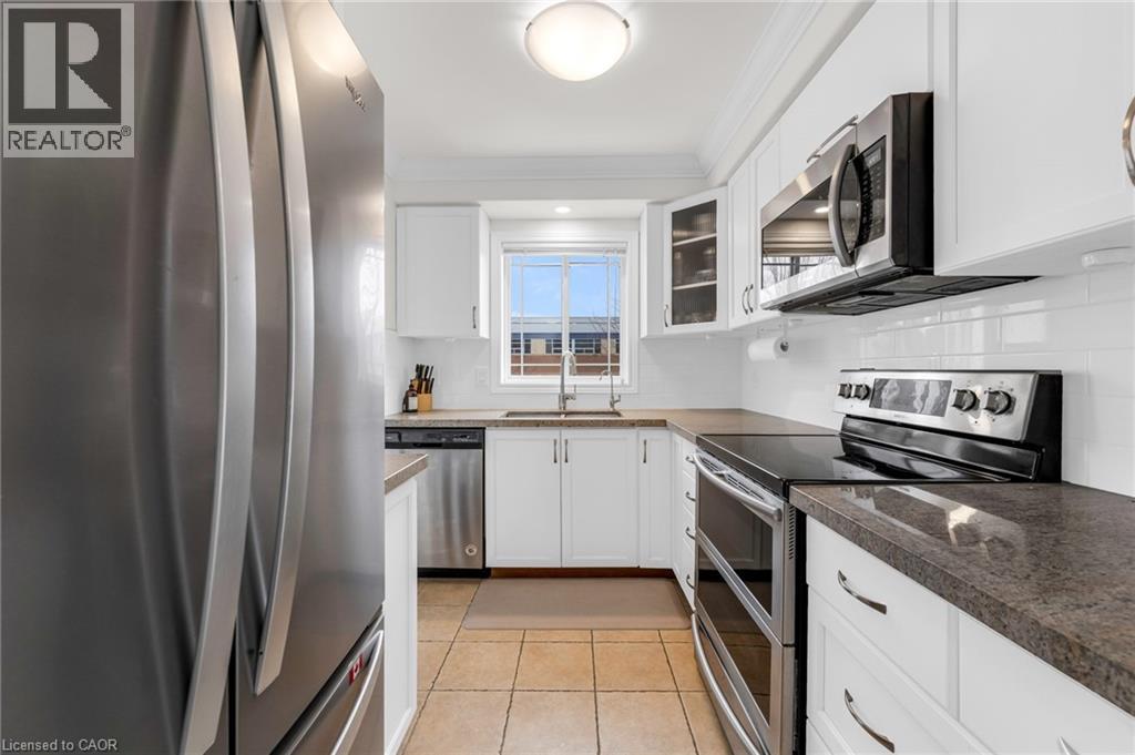 45 Hemlock Way, Grimsby, ON - Indoor Photo Showing Kitchen With Upgraded Kitchen