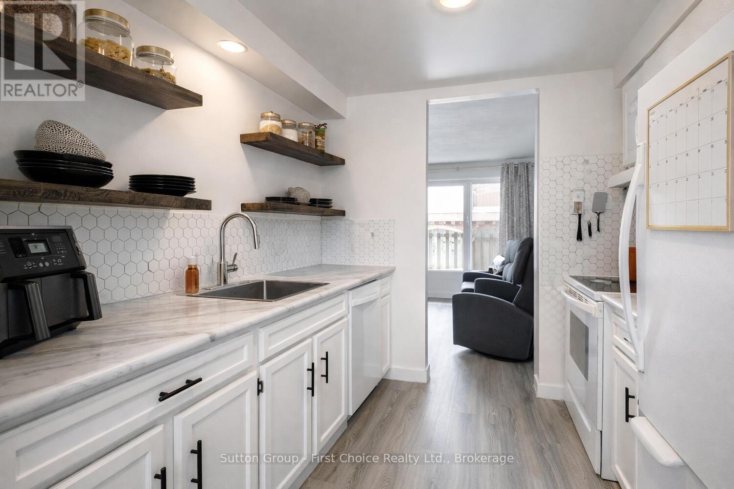 12 - 91 Avonwood Drive, Stratford, ON - Indoor Photo Showing Kitchen