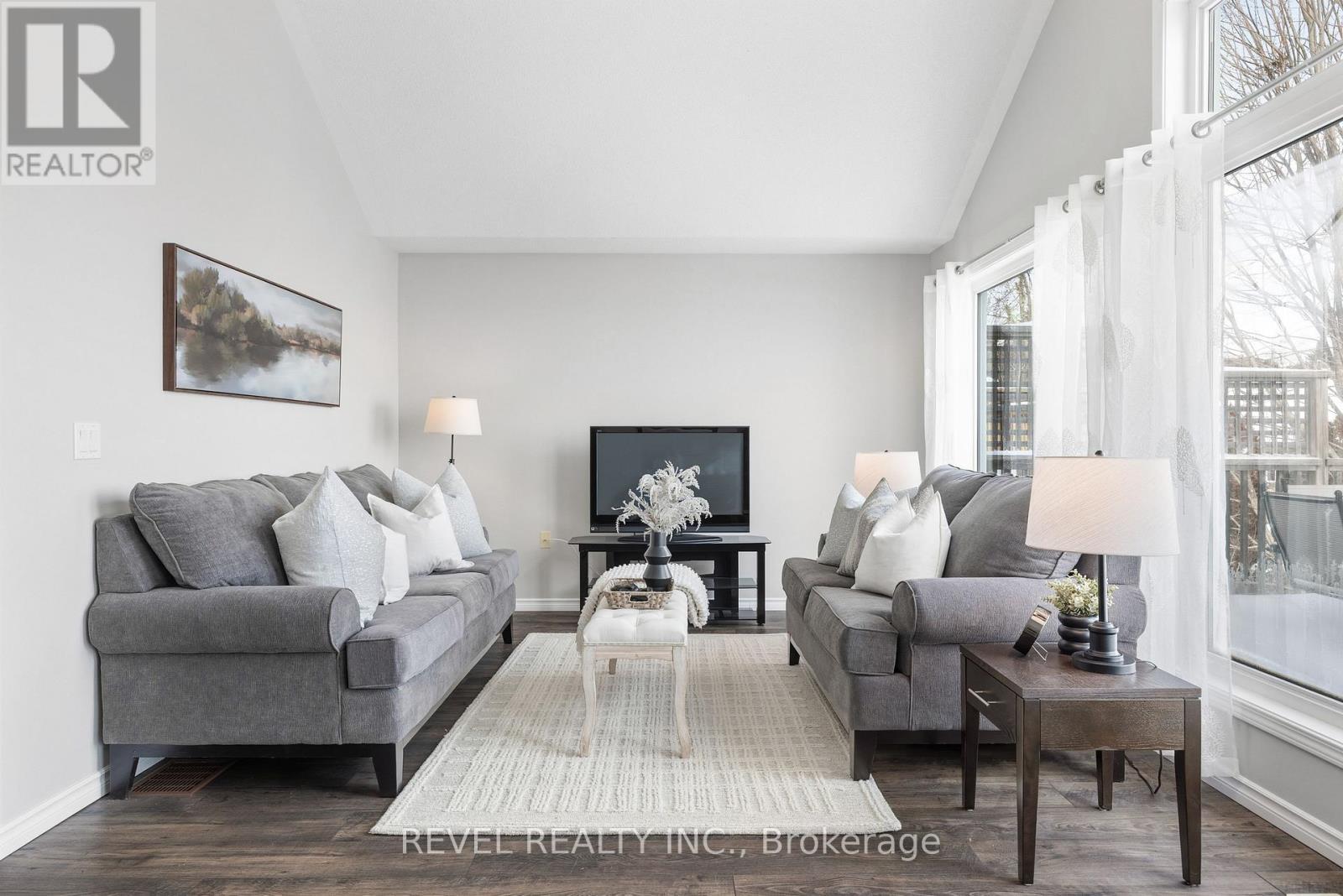 617 Clancy Crescent, Peterborough (Otonabee Ward 1), ON - Indoor Photo Showing Living Room