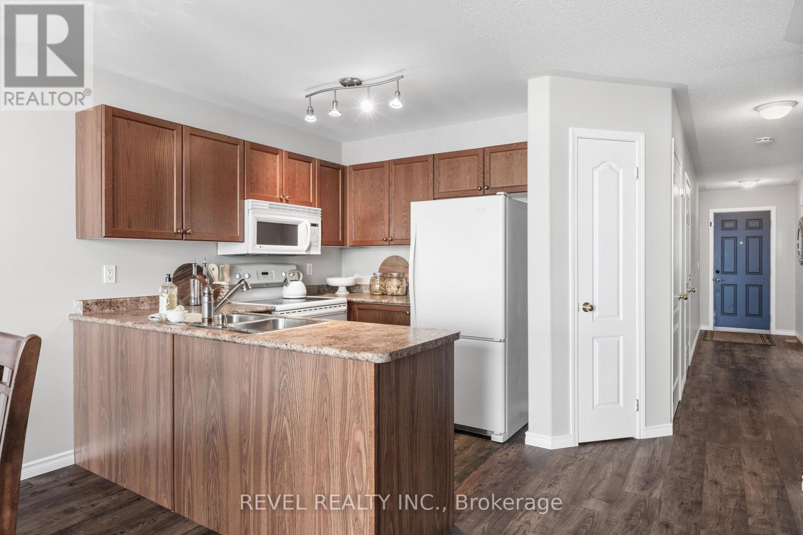 617 Clancy Crescent, Peterborough (Otonabee Ward 1), ON - Indoor Photo Showing Kitchen