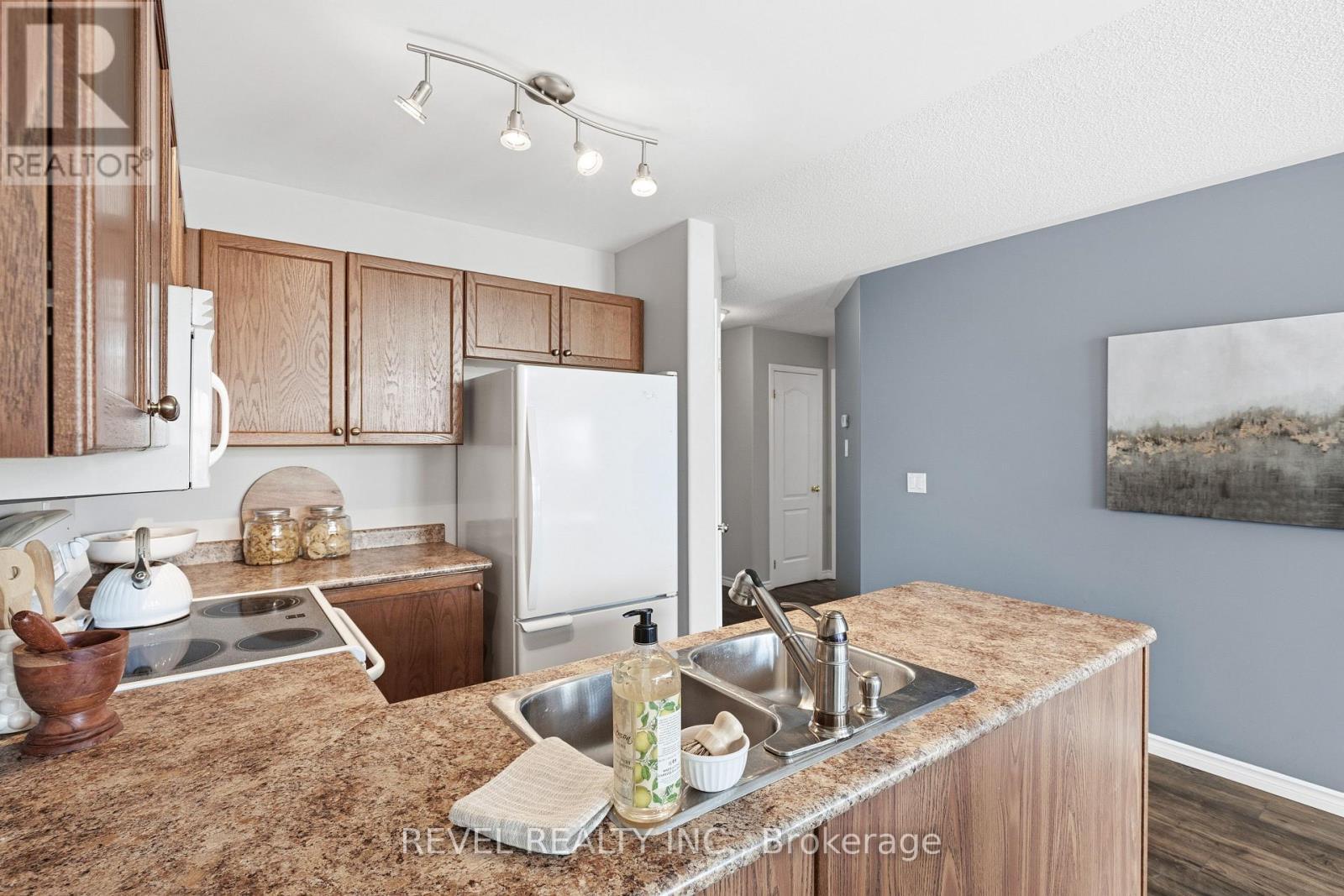 617 Clancy Crescent, Peterborough (Otonabee Ward 1), ON - Indoor Photo Showing Kitchen With Double Sink