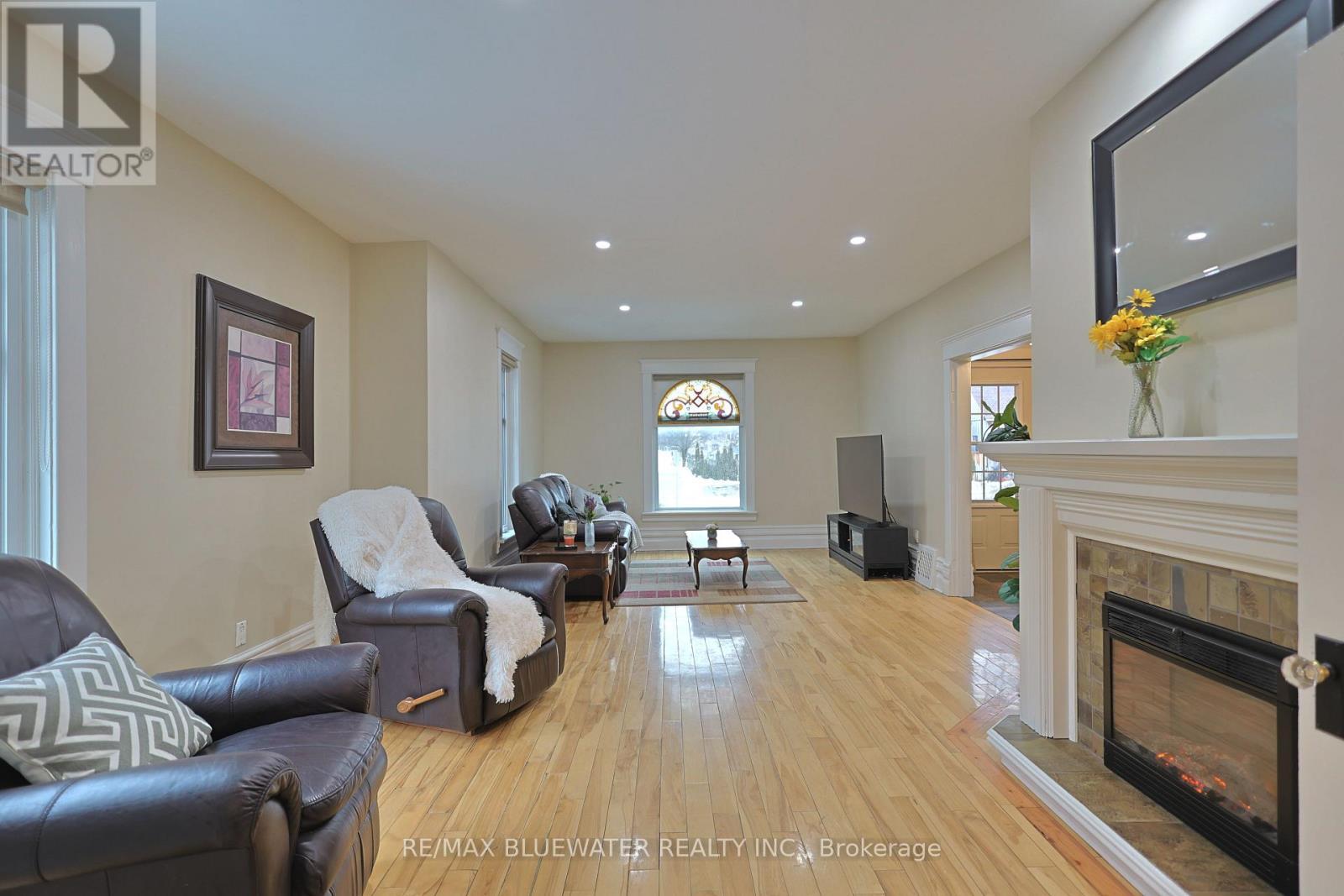 181 Parkhill Main Street, North Middlesex (Parkhill), ON - Indoor Photo Showing Living Room With Fireplace
