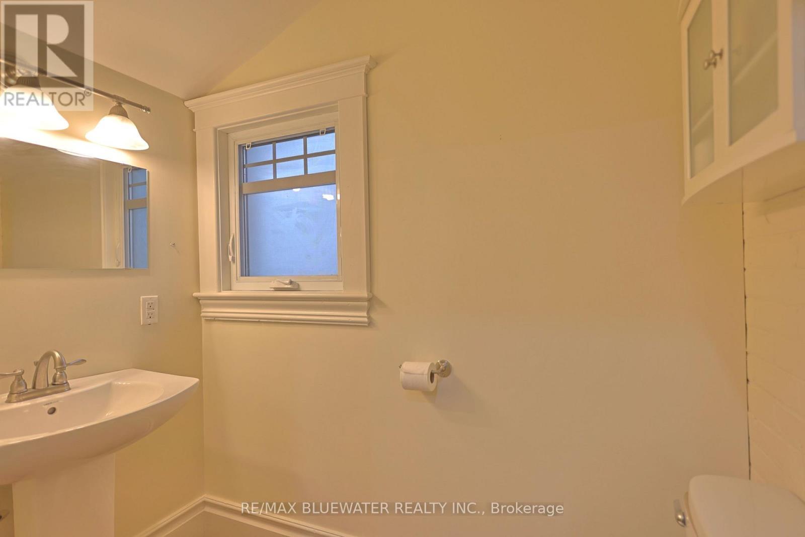 181 Parkhill Main Street, North Middlesex (Parkhill), ON - Indoor Photo Showing Bathroom