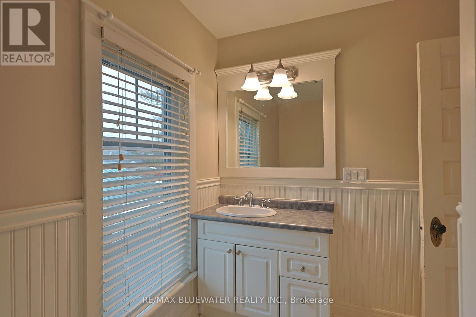 181 Parkhill Main Street, North Middlesex (Parkhill), ON - Indoor Photo Showing Bathroom