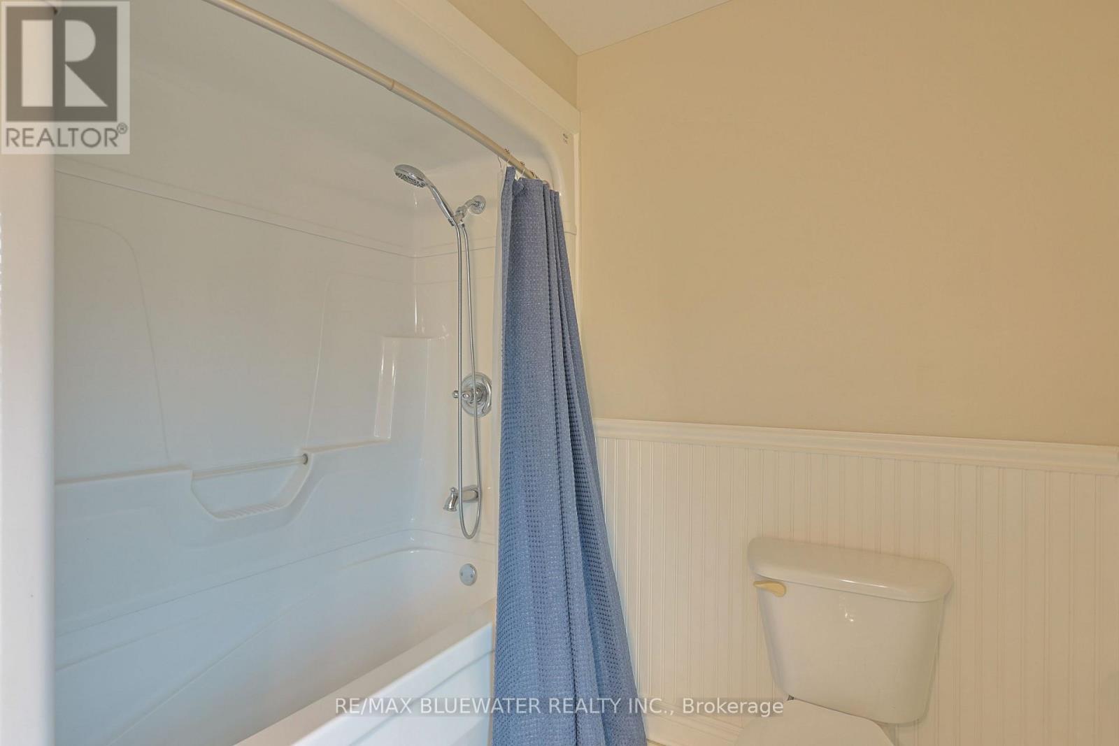 181 Parkhill Main Street, North Middlesex (Parkhill), ON - Indoor Photo Showing Bathroom
