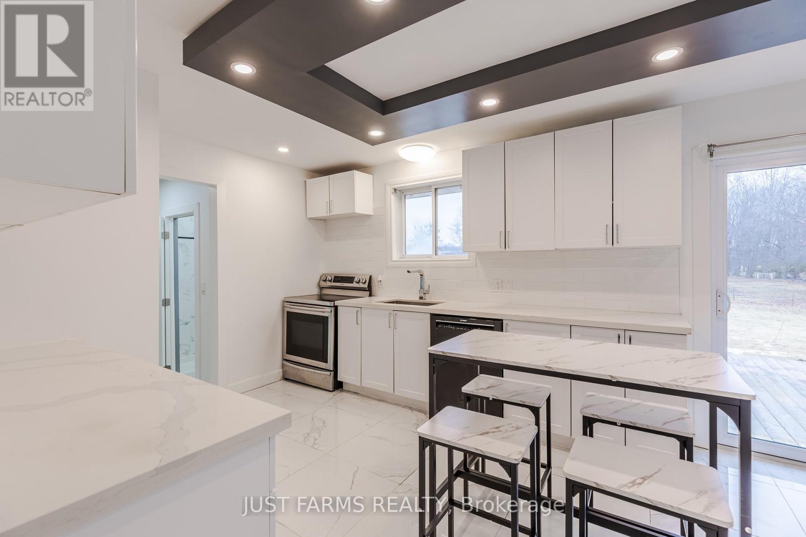 612 Trillium Drive, Southwest Middlesex, ON - Indoor Photo Showing Kitchen