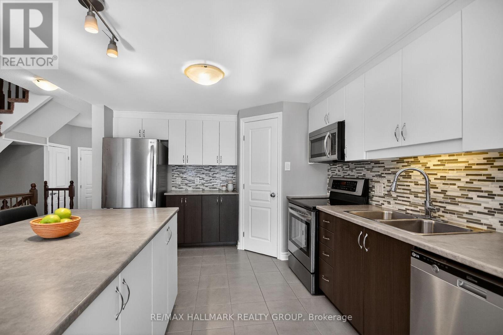 457 Barrick Hill Road, Ottawa, ON - Indoor Photo Showing Kitchen With Double Sink With Upgraded Kitchen