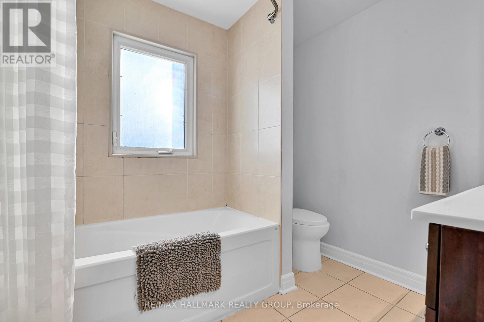Main bathroom 4 piece - 6A - 6B Centennial Boulevard, Ottawa, ON - Indoor Photo Showing Bathroom