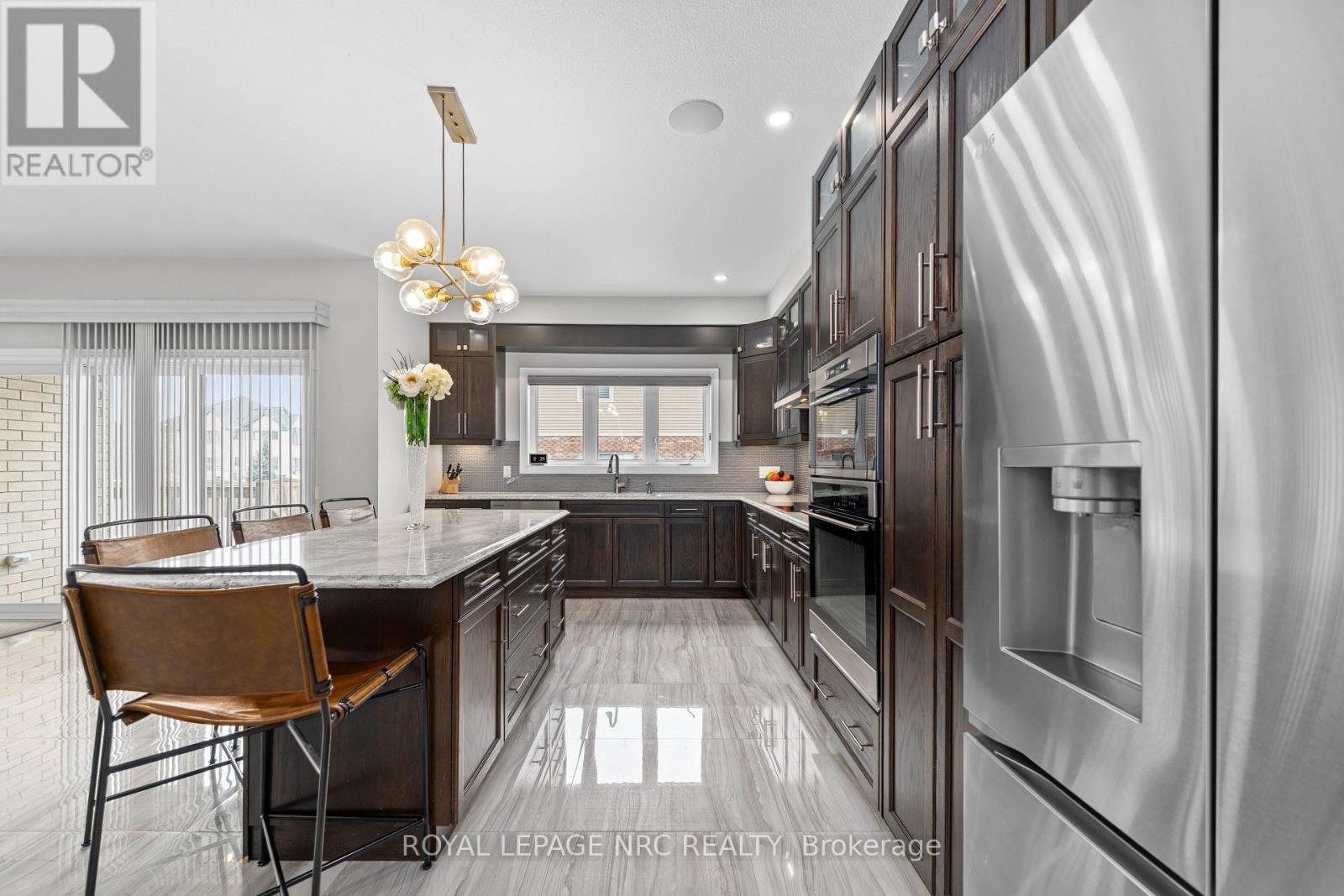 Lots of natural light - 25 Philmori Boulevard, Pelham (Fonthill), ON - Indoor Photo Showing Kitchen With Double Sink With Upgraded Kitchen